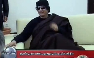 Images de la télévision libyenne diffusées le 13 juin 2011 montrant le colonnel Mouammar Kadhafi en train de rencontrer le joueur d'échecs russe Kirsan Ilyumzhinov à Tripoli, le 12 juin 2011.