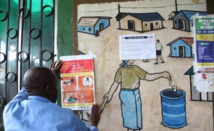 Au Liberia, un infirmier lit les recommandations concernant les précautions à prendre pour lutter contre le virus Ebola, le 30 juillet 2014