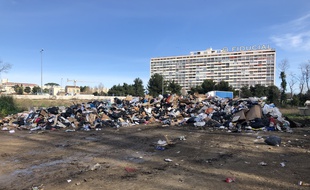 Les déchets sont stockés à même le sol sur ce terrain appartenant à la métropole d'Aix-Marseille.