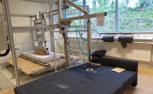 Tests de solidité des prototypes de lits et matelas au TestLab d'IKEA à Älmhult en Suède.