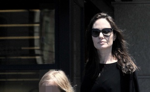 L'actrice Angelina Jolie et sa fille Vivienne dans les rues de Los Angeles