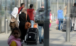 Des réfugiés syriens à l'aéroport de Hanovre, en Allemagne, le 4 avril 2016