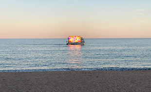 Le bateau de Boatcom évolue à 300m du rivage