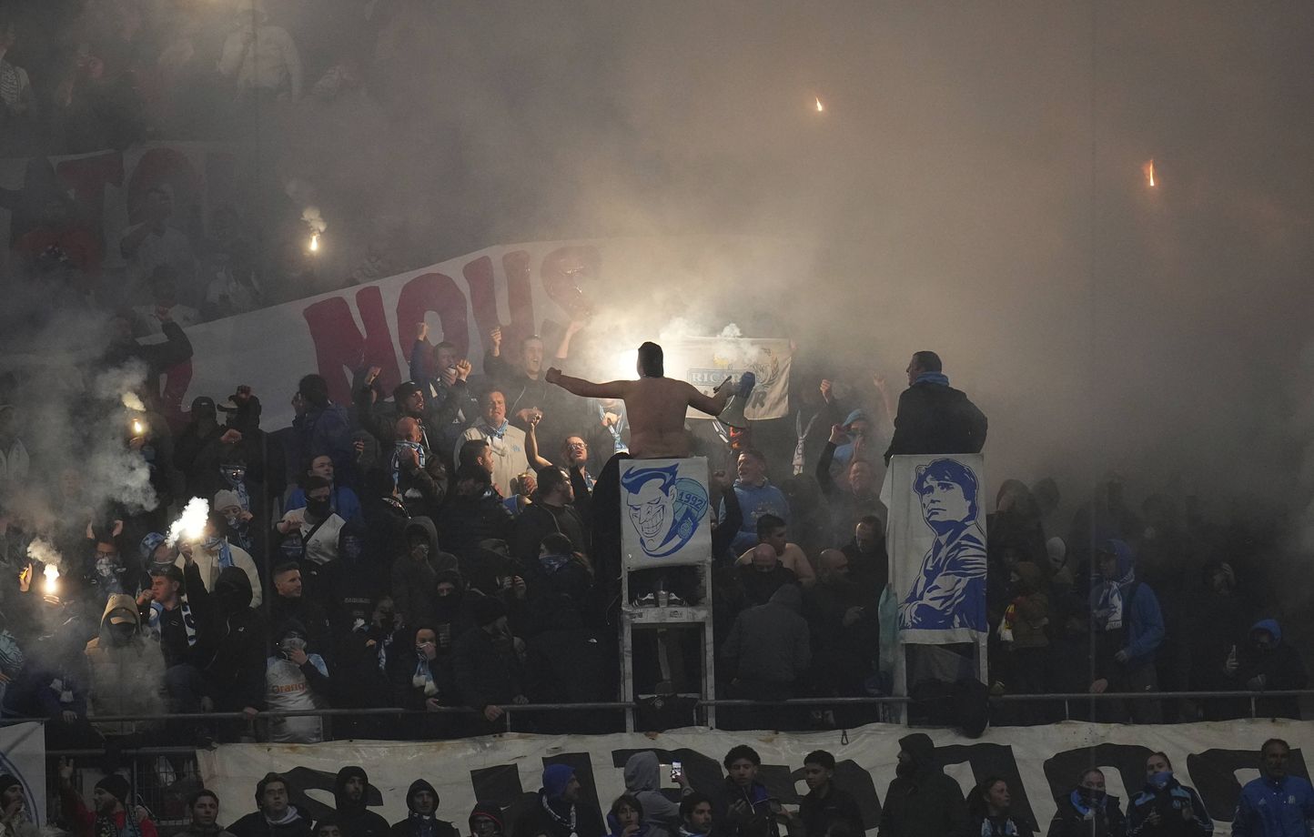 Huit bus de supporteurs de l'OM attaqués depuis un pont de l'autoroute A72