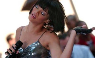 La chanteuse Rihanna en concert à New York le 8 juin 2007.