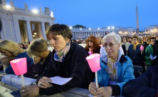 Des fidèles prient à la veille du synode sur la famille au Vatican, le 3 octobre 2015