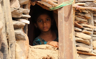 Un enfant regarde un camp de déplacés dans le district de Haradh, au Yémen, le 3 mars 2020.