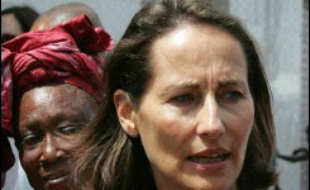 Lionel Jospin a finalement renoncé jeudi à se lancer dans la course à l'investiture socialiste à la présidentielle, tout en affichant son hostilité à la candidature de Ségolène Royal, grande favorite des sondages.