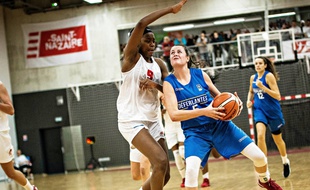 Amandine Michaud (en bleu).