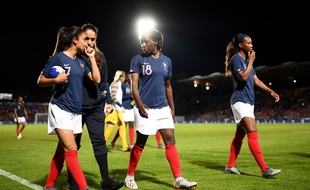 Amel Majri (en survêtement) est légèrement blessée à une semaine du début du Mondial.