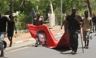 Le président malien par intérim Dioncounda Traoré a pris mardi les rênes de la transition dans un pays profondément divisé, au lendemain de son agression par des manifestants opposés à son maintien au pouvoir qui risque de compliquer la tâche immense qui l'attend.