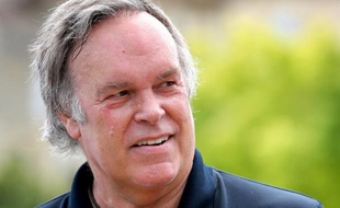 L'Américain Robert Parker va cesser la parution dans sa version papier du Wine Advocate, bulletin d'information devenue la bible du vin, et déménager son siège à Singapour, a-t-il indiqué dans une interview au Wall Street Journal de mardi.