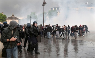 Heurts entre la police et les manifestants, aux Invalides, le 12 mai 2016.