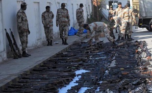 Des soldats pakistanais étalent des armes saisies lors d'opérations afin qu'elles soient détruites, à Karachi le 6 janvier 2015