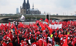 Cologne (Allemagne), le 31 juillet 2016. Près de 30.000 personnes défilent un faveur du président Erdogan après la tentative de putsch manquée.