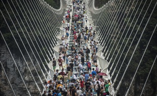 Victime de son succès, Le pont piéton en verre le plus long et haut du monde dans les montagnes de Zhangjiajie en Chine est contraint de fermer temporairement.