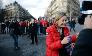 La Manif pour tous "réagira" si le gouvernement reprend les mêmes projets sur la famille "en les saucissonnant", a déclaré vendredi Ludovine de La Rochère, après que le Premier ministre eut dit jeudi qu'il était prêt à examiner dès 2014 des aménagements proposés par le Parlement.