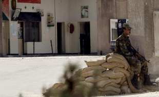 Postes de contrôle tous les 300 mètres, murs de sacs de sables, tirs, déploiement de blindés: les villes de Harasta, Douma et Saqba, à moins de 15 km au nord-est de la capitale syrienne, sont en état de siège.