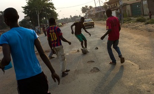Des jeunes jouent au football en Centrafrique le 22 février 2014.