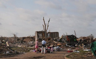 Trois "chasseurs d'orage" ont été tués alors qu'ils pourchassaient l'une des plus puissantes tornades qui ont ravagé l'Etat de l'Oklahoma la semaine dernière, selon un communiqué publié dimanche par l'organisation dans laquelle travaillait l'une des victimes.