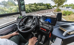 Le « safety driver » laisse le bus se diriger seul, il n'est là qu'en cas d'urgence