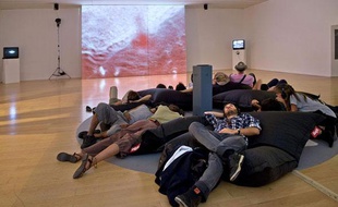 Les visiteurs écoutent, grâce à un casque, une danse narrée par Trisha Brown au Mac de Lyon.