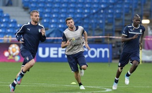 L'Italie a impérativement besoin d'une victoire contre l'Eire de Giovanni Trapattoni, lundi à Poznan, pour aller en quarts de finale de l'Euro-2012, avant de s'inquiéter d'une entente (le fameux "biscotto") entre Espagne et Croatie qui l'éliminerait.