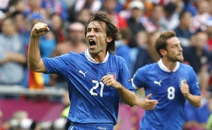 Le joueur italien Andrea Pirlo (à g.) lors du match nul de l'Italie avec la Croatie, le 14 juin 2012.