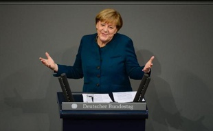Fraîchement réélue chancelière, Angela Merkel a plaidé mercredi devant le nouveau Parlement allemand en faveur d'une évolution des traités européens, au risque de déplaire à Paris, où elle s'est rendue dans la foulée, promettant "une nouvelle étape" dans la relation franco-allemande.