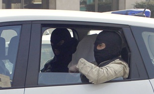 A l'arrivée dans les locaux des services anti-terroristes à Levallois-Perret, lors de l'interpellation d'Abdelkader Merah en mars 2012.