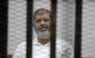 L'ex-président égyptien Mohamed Morsi, dans la cage des accusés lors d'un procès au Caire, le 5 novembre 2014