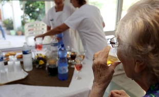 Plus de la moitié des seniors pensent, à tort, que leurs besoins nutritionnels, notamment en protéines, diminuent avec l'âge, selon une enquête