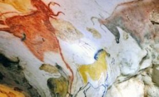Les peintures de Lascaux datent de 20 000 ans environ.