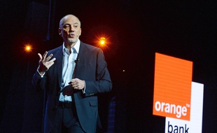 Stéphane Richard présente la banque mobile d'Orange, le 20 avril 2017.