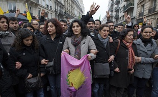 Paris le 10 janvier 2013. 147 Rue Lafayette 10eme. Manifestation de la communaute kurde suite a l'assassinat de 3 femmes kurdes militantes du PKK dans le bureau d'information du Kurdistan. L'une d'elles est la cofondatrice du Parti des travailleurs du Kurdistan (PKK). Sortie des corps. Morgue. Police. CRS.