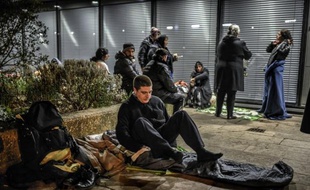 Un prêtre qui avait accueilli en urgence une cinquantaine de Roms dans une salle paroissiale après une expulsion a passé la nuit de mercredi à jeudi avec eux devant le tribunal administratif de Lyon, dans l'attente d'une décision sur leur relogement.