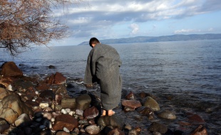 Des migrants sur l'île de Lesbos après leur traversée de la mer Egée depuis la Turquie, le 6 mars 2020.