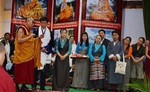 Le Dalaï Lama (g) accompagne le Premier ministre tibétain en exil Lobsang Sangay (c) lors d'une conférence de presse au siège du gouvernement tibétain en Inde, à Dharamshala, le 5 juin 2014