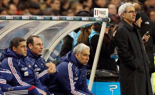 Raymond Domenech et son staff lors du match France-Espagne (0-2), le 3 mars 2010