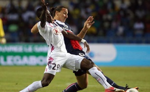 Maxime Poundje à la lutte avec le Parisien Zlatan Ibrahimovic lors du Trophée des Champions à Libreville (Gabon), le 3 août 2013.