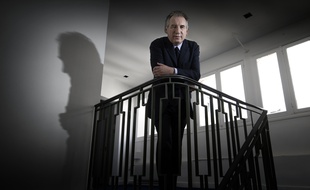 François Bayrou, président du MoDem, aurait selon son entourage demandé à Robert Rochefort de démissionner de sa vice-présidence du parti suite à son interpellation pour exhibition sexuelle.