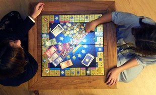 Montpellier, le 3 décembre 2001. Deux personnes disputent une partie de Monopoly.