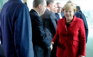 La chancelière allemande Angela Merkel a reconnu lundi que l'Allemagne aurait du mal à atteindre son objectif d'un million de voitures électriques sur ses routes d'ici 2020, mais a néanmoins appelé à ne pas abandonner tout de suite ce calendrier.