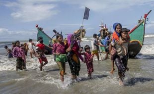 Des réfugiés rohingyas arrivent au Bangladesh par la mer, le 14 septembre 2017.