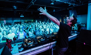 Laurent Garnier clôturera la soirée électro du samedi soir, pour la 5e édition du festival Acontraluz à Marseille.