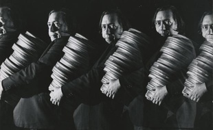 Henri Langlois transportant des bobines de film
