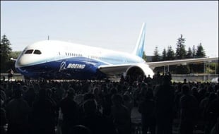Le premier Boeing 787 Dreamliner est sorti au grand jour dimanche près de Seattle (nord-ouest), étape importante pour l'avionneur américain alors que le carnet de commandes de ce biréacteur à la technologie révolutionnaire est plein jusqu'en 2015.