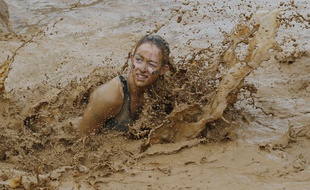 Une participante au Mud Day, ici à Beynes, à l'ouest de Paris, en mai 2016.