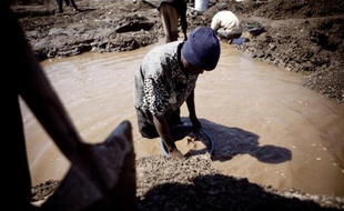 Un homme lave du cuivre à Kamatanda en République démocratique du Congo le 9 juillet 2010