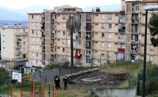 Des policiers patrouillent le quartier des "Jardins de l'empreur", le 30 décembre 2015 à Ajaccio